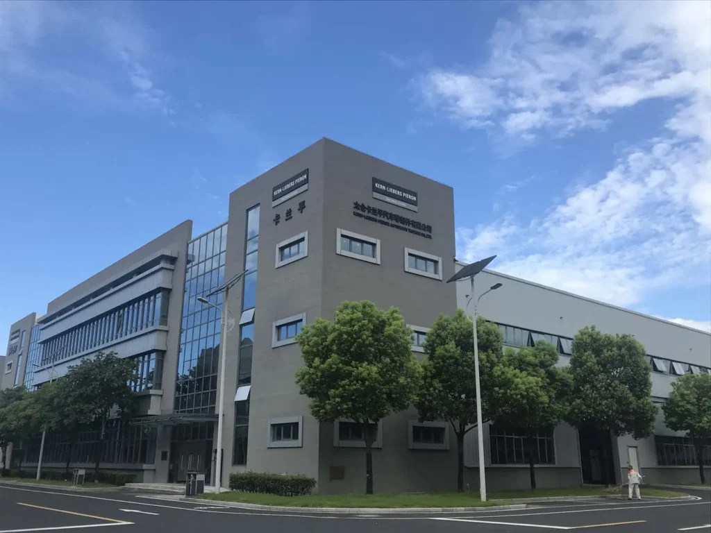 Modernes Bürogebäude mit chinesischer Beschriftung an einem internationalen Standort