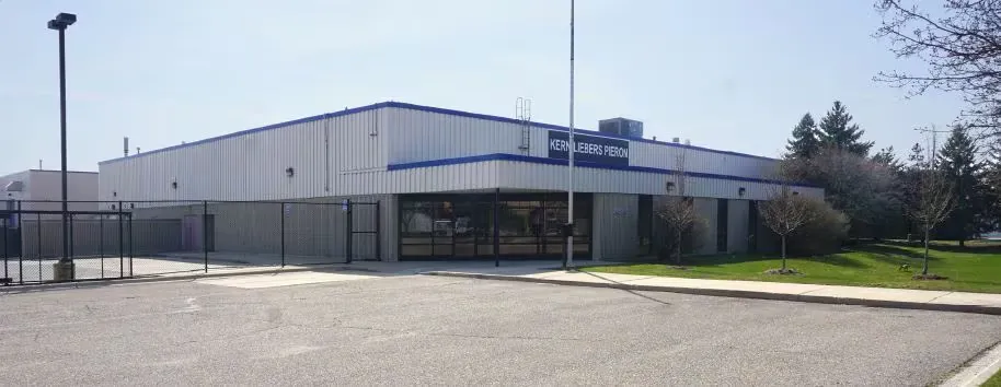 Betriebsgebäude des Joint Ventures Kern-Liebers Pieron in Michigan mit Firmenschriftzug