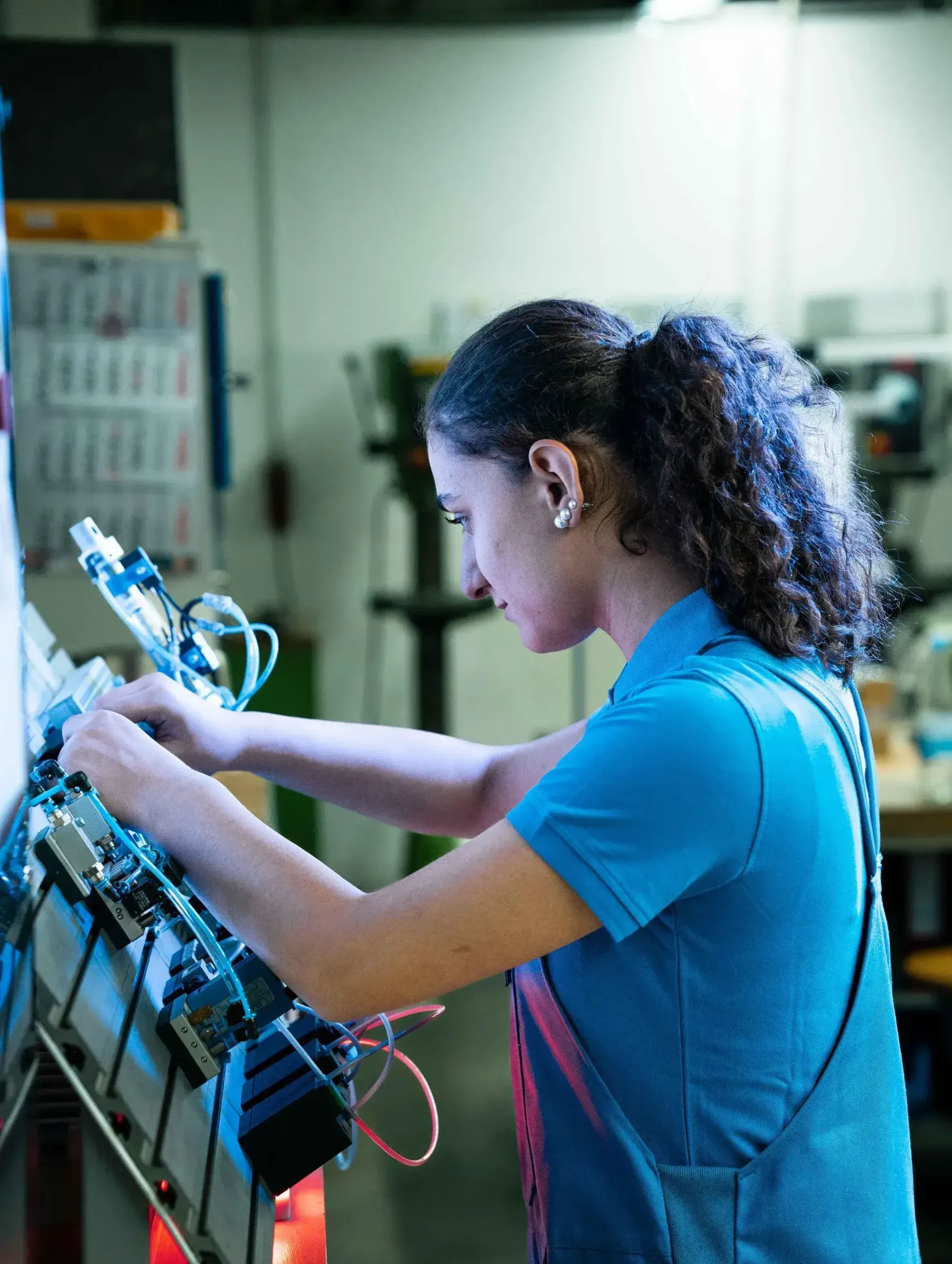 Pieron apprentices working on a production machine at the Bocholt site