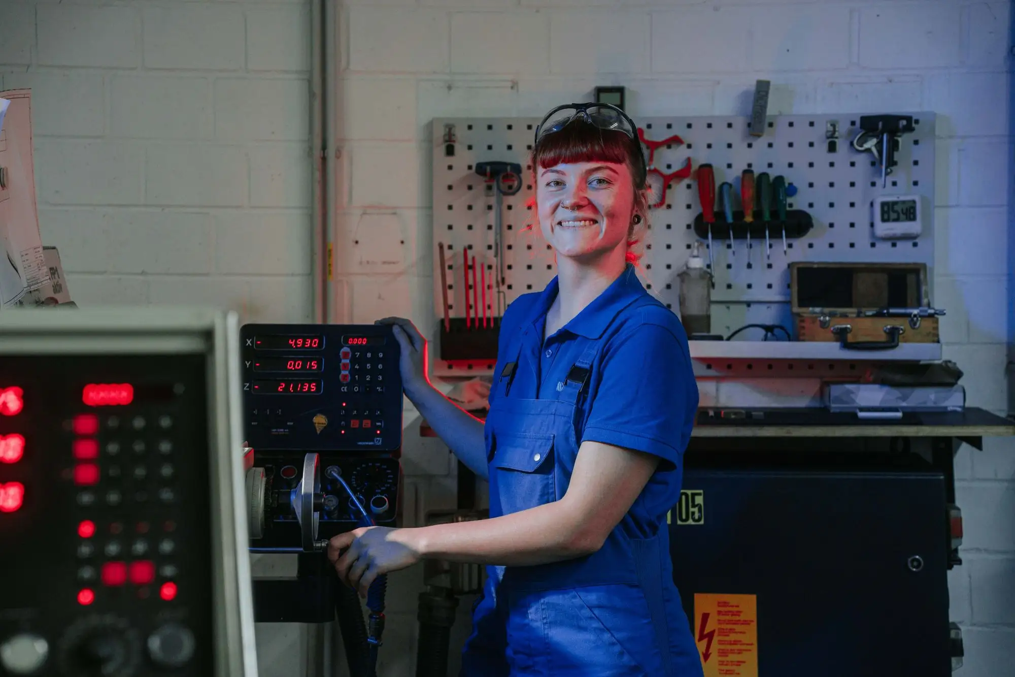 Pieron employee at a CNC machine in production