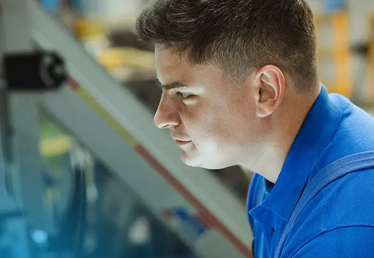 Pieron employee concentrating at a machine at the Bocholt site