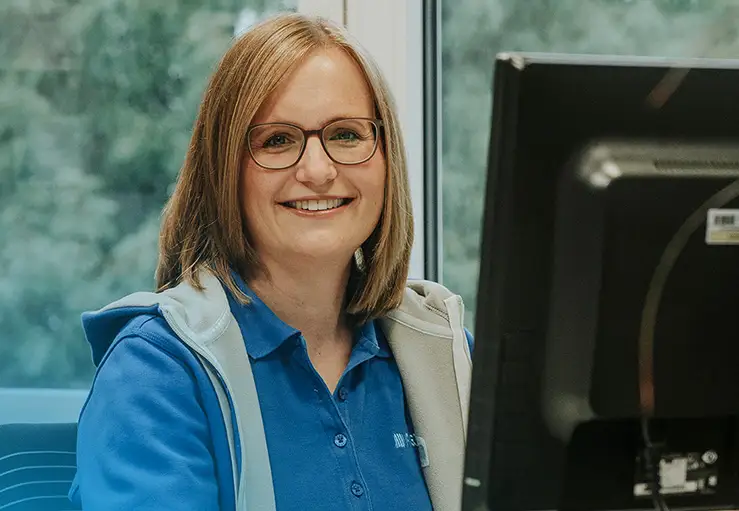 Pieron employee smiling at a workplace in the office
