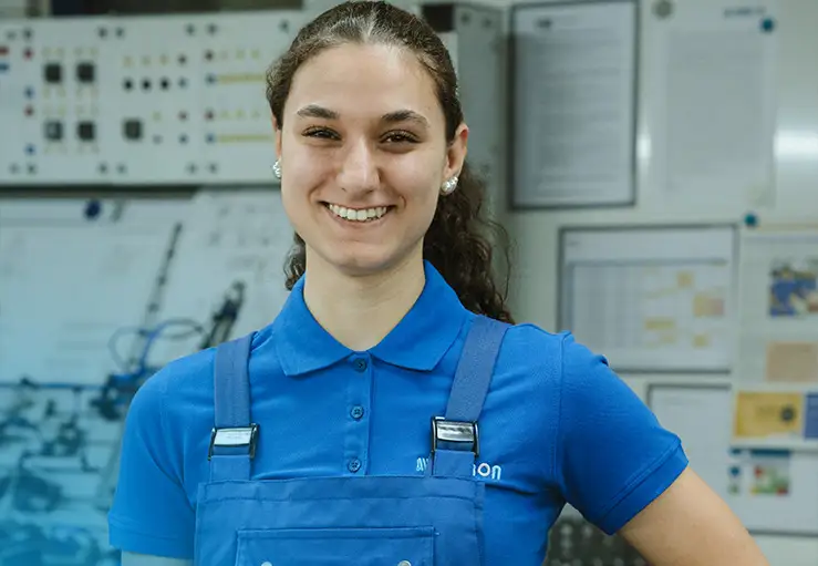 Pieron employee at the Bocholt site smiling at the camera