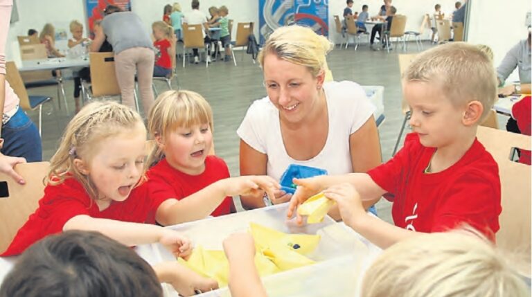 Children experimenting at hands-on stations during the Day of Little Scientists at Pieron, 2016