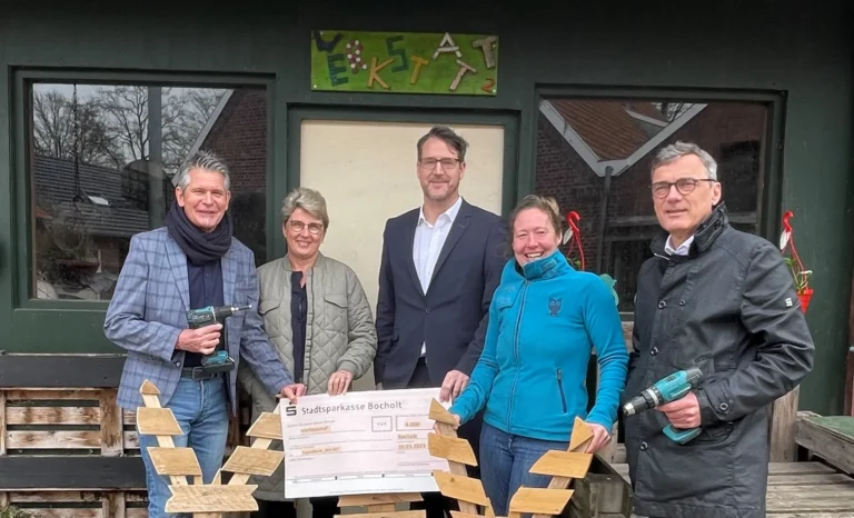 Pieron group photo at the cheque handover to the Mit Dir youth farm, 2023