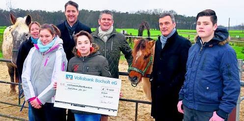 Pieron presenting a cheque for 4,500 euros to the Mit Dir youth farm in Bocholt, 2019
