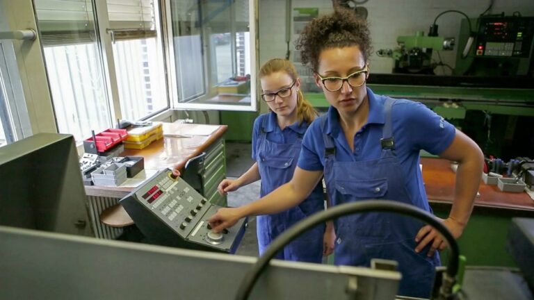 More girls at the workbench – Pieron apprenticeships in technical careers