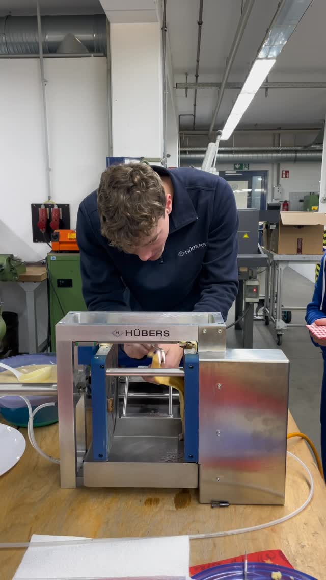 Heute hatten wir Besuch von den Azubis der Firma huebers.verfahrenstechnik & sie kamen nicht mit leeren Händen … 🎄, sondern…